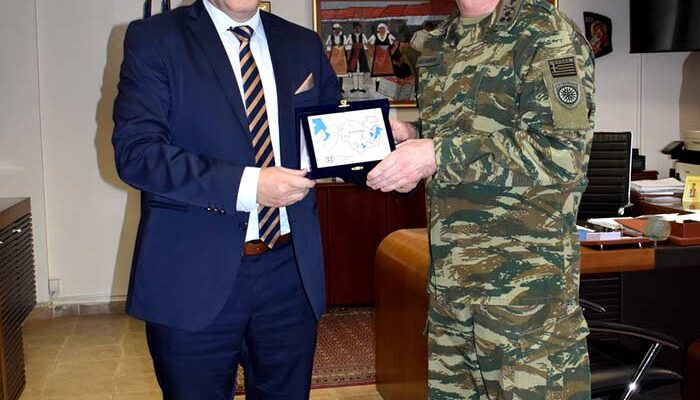 Εθιμοτυπική επίσκεψη του νέου Διοικητή της 1ης ΣΤΡΑΤΙΑΣ/EU-OHQ στον Αντιπεριφερειάρχη Π.Ε. Φλώρινας 1 Εθιμοτυπική επίσκεψη του νέου Διοικητή της 1ης ΣΤΡΑΤΙΑΣ/EU-OHQ στον Αντιπεριφερειάρχη Π.Ε. Φλώρινας
