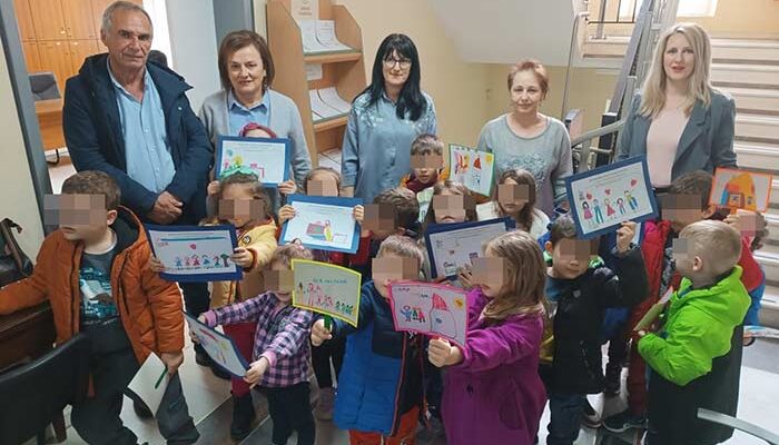 Τα παιδιά και οι εκπαιδευτικοί του 5ου Νηπιαγωγείου επισκέφτηκαν το Δημαρχείο Φλώρινας