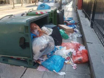 Νέα πράξη βανδαλισμού: Άγνωστοι αναποδογύρισαν και κατέστρεψαν κάδους και καλαθάκια απορριμμάτων