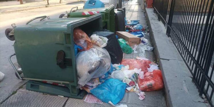 Νέα πράξη βανδαλισμού: Άγνωστοι αναποδογύρισαν και κατέστρεψαν κάδους και καλαθάκια απορριμμάτων