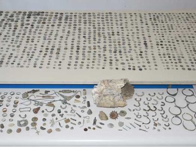 Συνελήφθησαν 2 ημεδαποί, για παράνομη κατοχή πλήθους αρχαίων αντικειμένων ιστορικής και αρχαιολογικής αξίας, από την Αρχαία, Ρωμαϊκή και Βυζαντινή εποχή