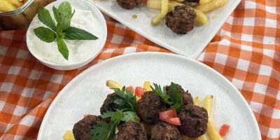 Κεφτεδάκια με πατάτες τηγανιτές και σάλτσα γιαουρτιού
