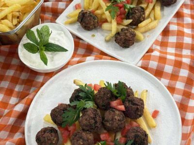 Κεφτεδάκια με πατάτες τηγανιτές και σάλτσα γιαουρτιού