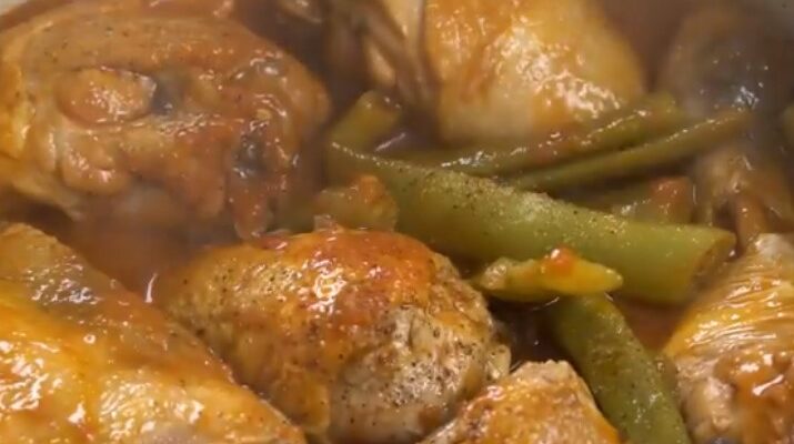 Κοτόπουλο με φασολάκια κοκκινιστά