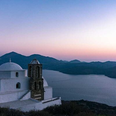 Η Αρχιτεκτονική της Μήλου: Λιτή Ομορφιά και Ιστορική Συνέχεια