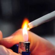 Θα ζητείται ταυτότητα για πώληση αλκοόλ και τσιγάρων σε ανήλικους