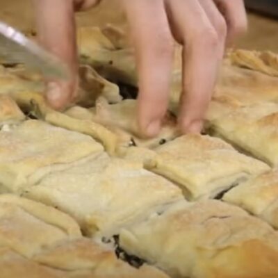Παραδοσιακή στριφτή σπανακοτυρόπιτα με φέτα