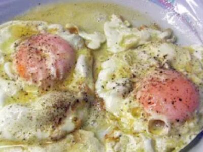 Αυγά τηγανιτά μάτια σε βούτυρο