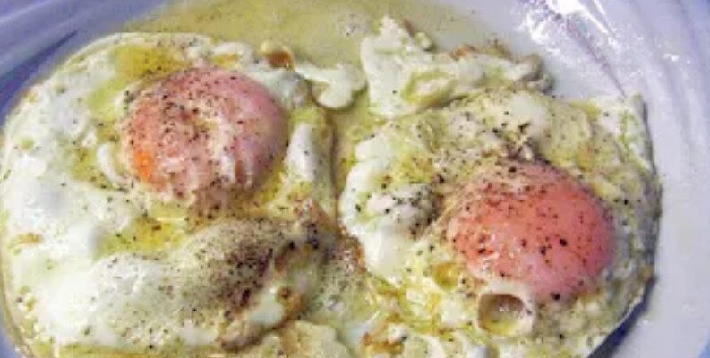Αυγά τηγανιτά μάτια σε βούτυρο