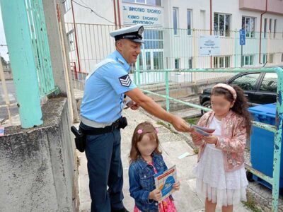 Τα ενημερωτικά φυλλάδια διανεμήθηκαν σε μαθητές Δημοτικών Σχολείων, καθώς και στους γονείς τους