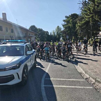 To Τμήμα Τροχαίας Κοζάνης πραγματοποίησε δράση κυκλοφοριακής αγωγής, σε παιδιά που κινήθηκαν με τα ποδήλατά τους