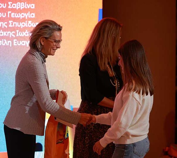 ΔΕΗ - Βράβευσε 443 παιδιά εργαζομένων που αρίστευσαν στη Δευτεροβάθμια και Τριτοβάθμια εκπαίδευση