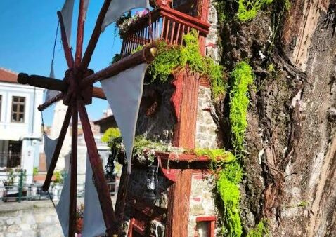 Ένα ακόμα έργο του καλλιτέχνη Γιώργου Παρίση τοποθετήθηκε σε κορμό "νεκρού" δέντρου στην πόλη της Φλώρινας