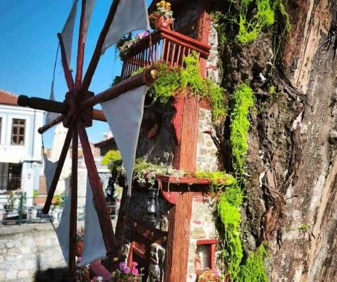 Ένα ακόμα έργο του καλλιτέχνη Γιώργου Παρίση τοποθετήθηκε σε κορμό "νεκρού" δέντρου στην πόλη της Φλώρινας