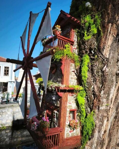 Ένα ακόμα έργο του καλλιτέχνη Γιώργου Παρίση τοποθετήθηκε σε κορμό "νεκρού" δέντρου στην πόλη της Φλώρινας