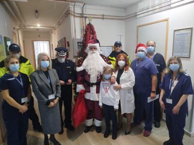 Αστυνομικοί του Τμήματος Τροχαίας Κοζάνης συνόδευσαν τον «Άγιο Βασίλη» στην Παιδιατρική Κλινική του Γ.Ν. Κοζάνης