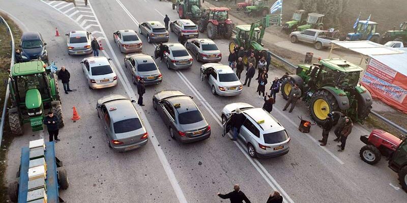 Η αλληλεγγύη σας μας διναμώνει ακόμη περισσότερο! Οι οδηγοί ταξί από την Πτολεμαϊδα στο μπλόκο του Φιλώτα