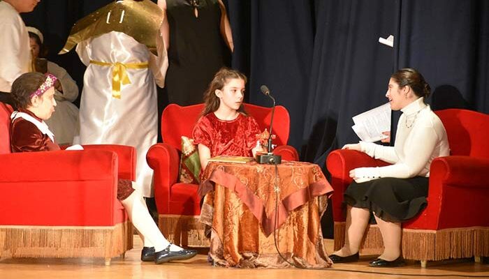 Με θεατρική παράσταση του ΚΔΑΠ ΜΕΑ συνεχίστηκαν οι Χριστουγεννιάτικες εκδηλώσεις του Δήμου Φλώρινας