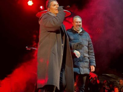 Φωταγωγήθηκε το Χριστουγεννιάτικο Δέντρο της Φλώρινας