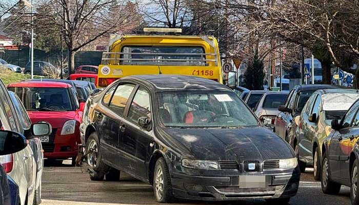 Συνεχίζεται η επιχείρηση απομάκρυνσης εγκαταλελειμμένων οχημάτων από τους δρόμους της Φλώρινας