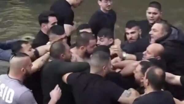 Βούτηξαν στη Φλώρινα, να πιάσουν τον σταυρό και πιάστηκαν στα χέρια