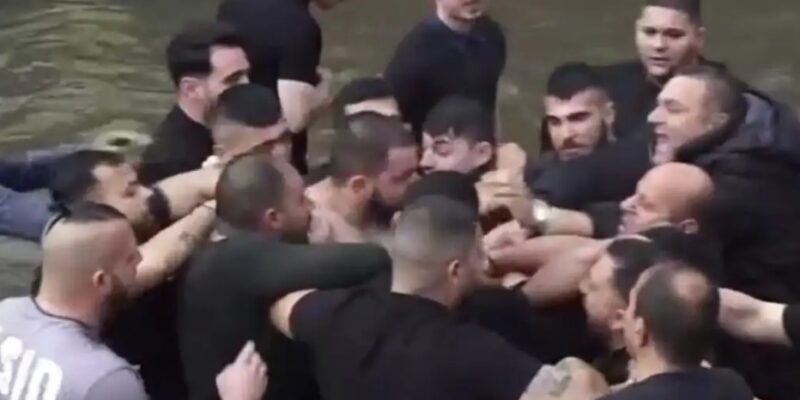 Βούτηξαν στη Φλώρινα, να πιάσουν τον σταυρό και πιάστηκαν στα χέρια