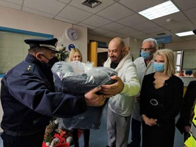 Το τμήμα τροχαίας Κοζάνης δώρισε για 5η συνεχόμενη χρονιά παιδικό κάθισμα αυτοκινήτου στο πρώτο παιδί που γεννήθηκε το έτος 2026