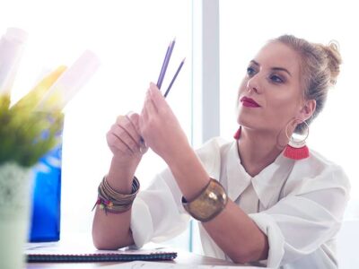 Γιατί οι Πελάτισσες Εγκαταλείπουν τα Εξειδικευμένα Στούντιο και Ψάχνουν την "Total Beauty Expert"