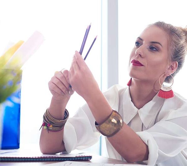 Γιατί οι Πελάτισσες Εγκαταλείπουν τα Εξειδικευμένα Στούντιο και Ψάχνουν την "Total Beauty Expert"