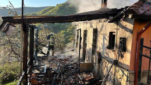 Κατάσβεση φωτιάς σε μονοκατοικία στην κοινότητα Δροσοπηγής