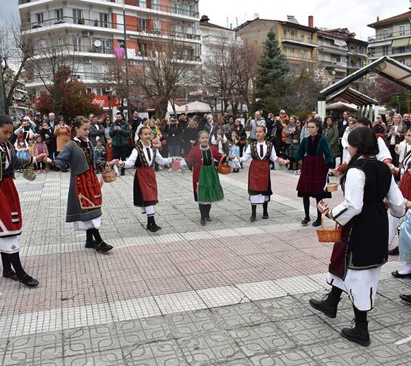 Το έθιμο «Λάζαρα» παρουσίασαν ο Δήμος Φλώρινας, ο Φ.Σ.Φ «Ο Αριστοτέλης» και το Λύκειο Ελληνίδων