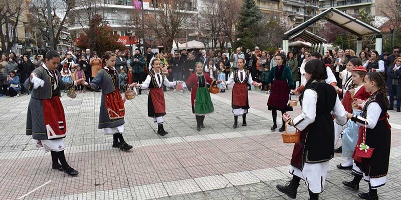 Το έθιμο «Λάζαρα» παρουσίασαν ο Δήμος Φλώρινας, ο Φ.Σ.Φ «Ο Αριστοτέλης» και το Λύκειο Ελληνίδων