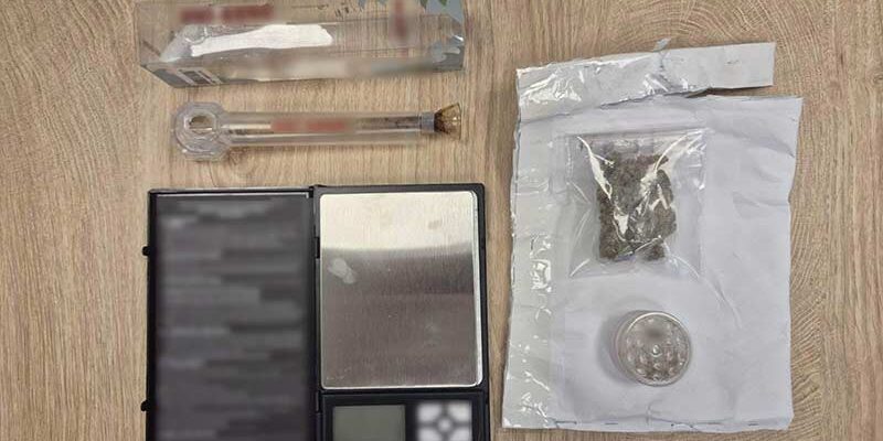 19χρονος παραλήπτης ταχυδρομικού δέματος συνελήφθη, το οποίο περιείχε ναρκωτικά