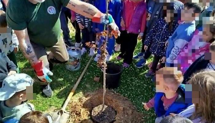 Δεντροφύτευση και φύτευση ανθοφόρων φυτών στο 8ο Νηπιαγωγείο Φλώρινας