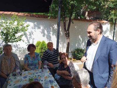 Ο Δήμαρχος Φλώρινας στον ανακαινισμένο αύλειο χώρο του ΚΑΠΗ Δήμου Φλώρινας 15 Ο Δήμαρχος Φλώρινας στον ανακαινισμένο αύλειο χώρο του ΚΑΠΗ Δήμου Φλώρινας