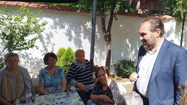 Ο Δήμαρχος Φλώρινας στον ανακαινισμένο αύλειο χώρο του ΚΑΠΗ Δήμου Φλώρινας 1 Ο Δήμαρχος Φλώρινας στον ανακαινισμένο αύλειο χώρο του ΚΑΠΗ Δήμου Φλώρινας