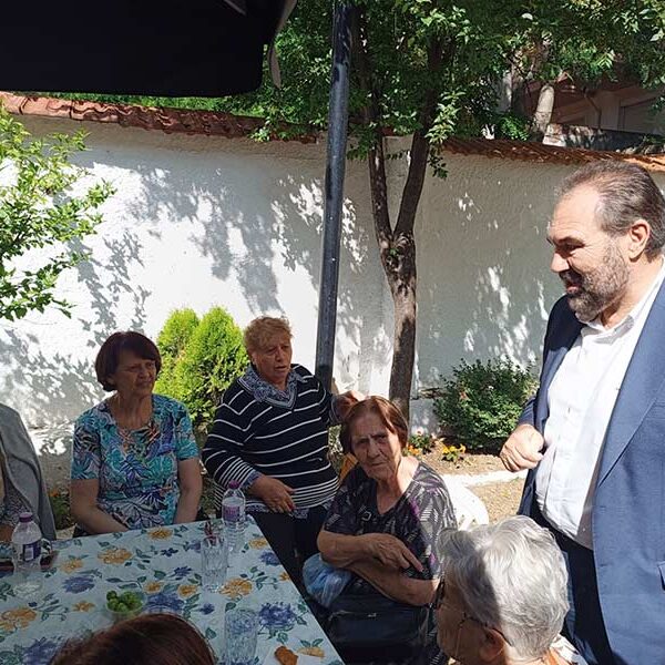 Ο Δήμαρχος Φλώρινας στον ανακαινισμένο αύλειο χώρο του ΚΑΠΗ Δήμου Φλώρινας 9 Ο Δήμαρχος Φλώρινας στον ανακαινισμένο αύλειο χώρο του ΚΑΠΗ Δήμου Φλώρινας