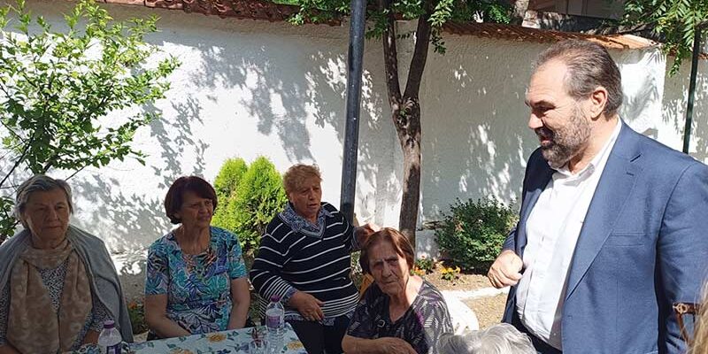 Ο Δήμαρχος Φλώρινας στον ανακαινισμένο αύλειο χώρο του ΚΑΠΗ Δήμου Φλώρινας