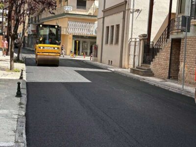 Συνεχίστηκαν οι ασφαλτοστρώσεις σε οδούς της Φλώρινας 17 dromoi dhm florinas5