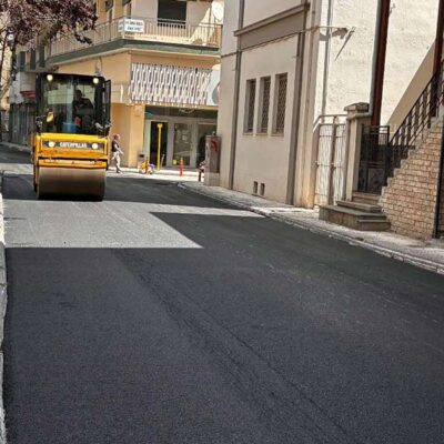 Συνεχίστηκαν οι ασφαλτοστρώσεις σε οδούς της Φλώρινας 3 dromoi dhm florinas5