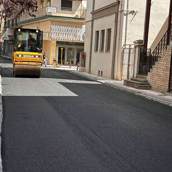 Συνεχίστηκαν οι ασφαλτοστρώσεις σε οδούς της Φλώρινας 8 dromoi dhm florinas5