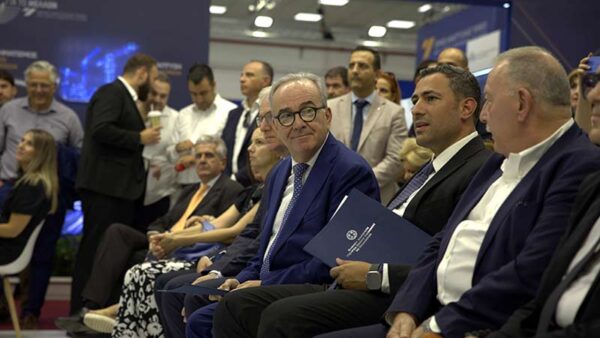 ΙΣΧΥΡΗ ΠΑΡΟΥΣΙΑ ΤΟΥ ΠΡΟΓΡΑΜΜΑΤΟΣ ΤΗΣ ΔΙΚΑΙΗΣ ΑΝΑΠΤΥΞΙΑΚΗΣ ΜΕΤΑΒΑΣΗΣ ΣΤΗΝ 90Η ΔΕΘ 1 ΙΣΧΥΡΗ ΠΑΡΟΥΣΙΑ ΤΟΥ ΠΡΟΓΡΑΜΜΑΤΟΣ ΤΗΣ ΔΙΚΑΙΗΣ ΑΝΑΠΤΥΞΙΑΚΗΣ ΜΕΤΑΒΑΣΗΣ ΣΤΗΝ 90Η ΔΕΘ