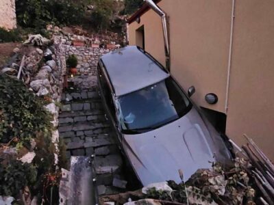 Καστοριά: Η οδηγός έχασε τον έλεγχο του αυτοκινήτου της και «προσγειώθηκε» σε αυλή σπιτιού