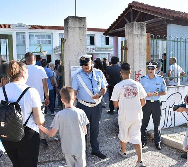 Ενημερωτικά Φυλλάδια Τροχαίας και Σχολικών Προγραμμάτων σε μαθητές Δημοτικών Σχολείων