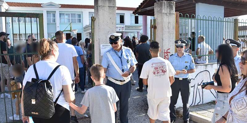 Ενημερωτικά Φυλλάδια Τροχαίας και Σχολικών Προγραμμάτων σε μαθητές Δημοτικών Σχολείων