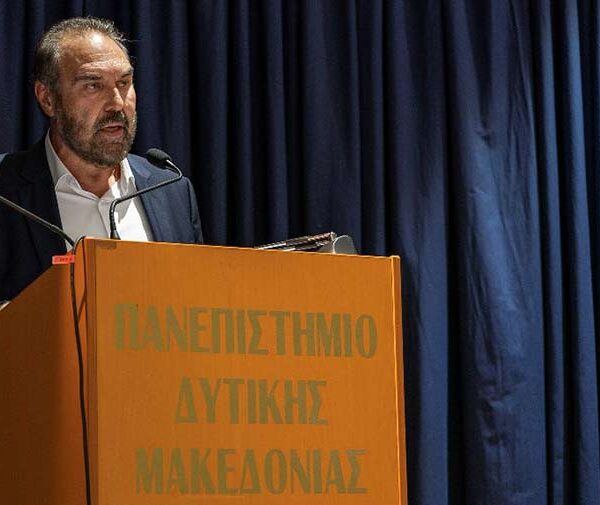 Ο Δήμαρχος Φλώρινας, Βασίλης Γιαννάκης, στην τελετή υποδοχής των πρωτοετών φοιτητών